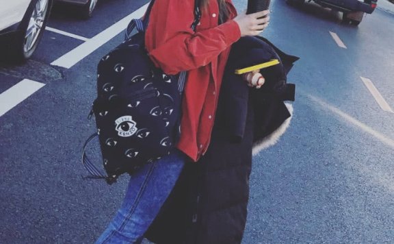 素颜的Yamy穿搭有范,围巾当成项链戴?