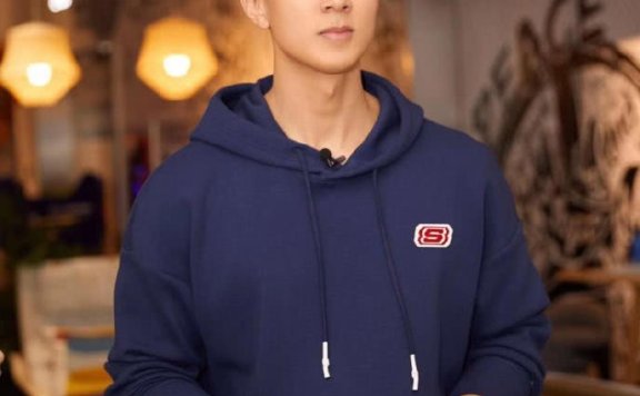 吴尊染黄发,穿蓝色卫衣,年轻得像18岁少年