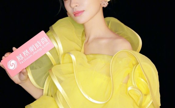 施诗时装周亮相把自己穿成一朵花