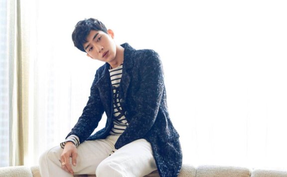 井柏然简约的针织衫再加上小皮鞋,是邻居家小哥哥?