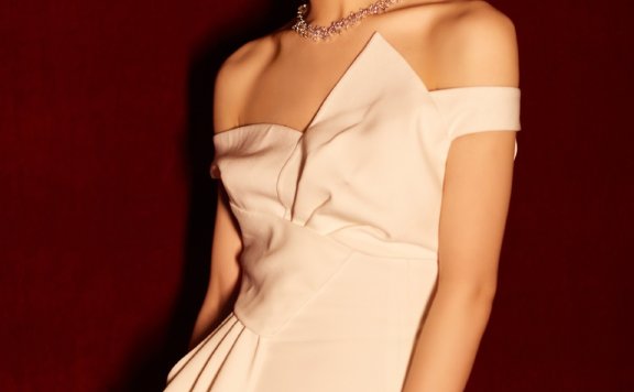 焦俊艳换了一款短发清爽干练,但是没有长发有女人味,喜欢长发