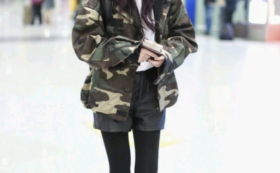 李小璐衬衣配半身裙演绎文艺范，太好看