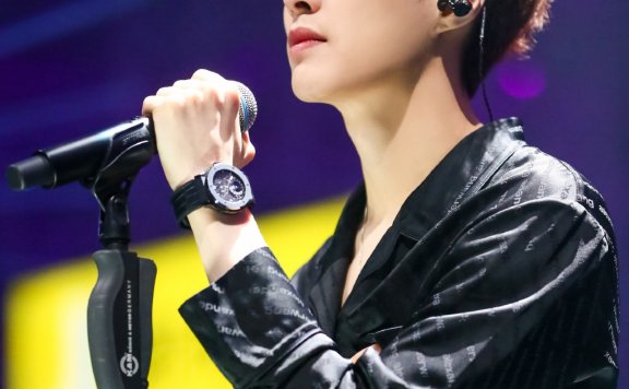 张艺兴穿上帅气战衣,一段即兴舞蹈证明自己