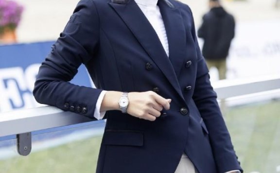 林心如丸子头，一袭粉色纱裙亮相春晚