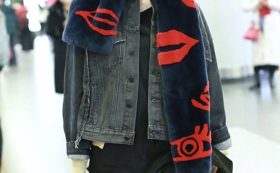 童瑶现身机场,裤子外面套纱裙居然意外时髦,纯素颜的状态太好了