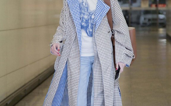 梁洛施格纹大衣空气刘海扎马尾,启程时装周