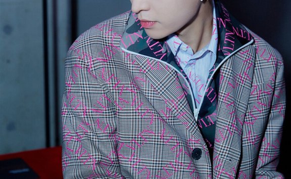 张艺兴一袭粉色西装舞姿帅到秒杀全场!