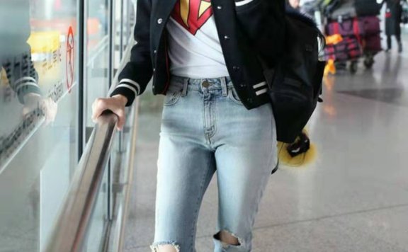 古力娜扎穿棒球服配牛仔裤太惊艳!