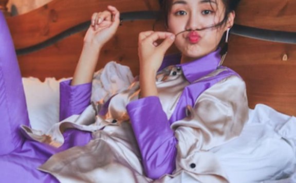 安悦溪用一片紫菜粘在手指上当戒指?