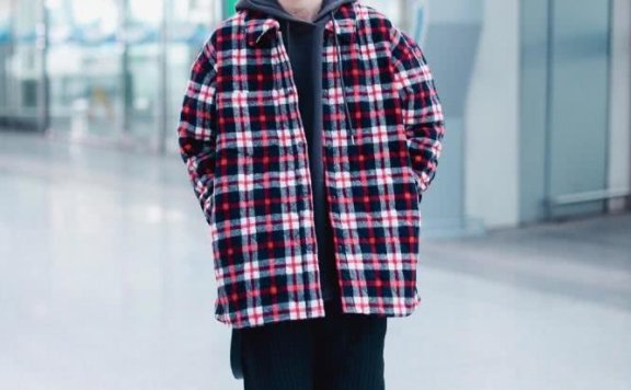 范丞丞宽松上衣穿成64分 帅气亮眼