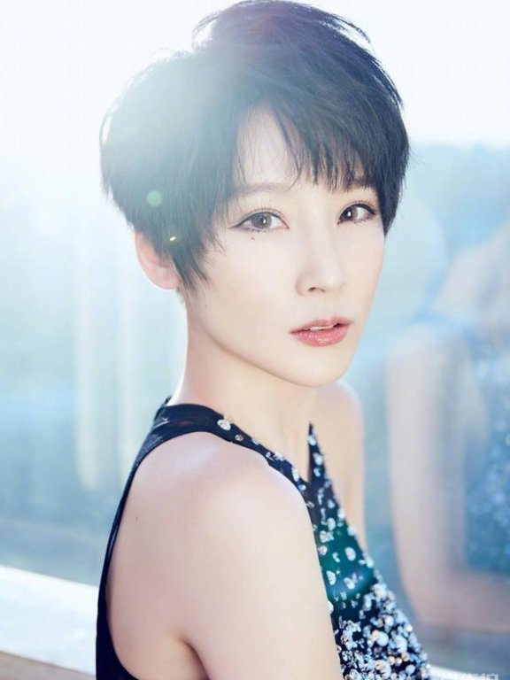 谢楠换了长发身穿婚纱,让吴京眼前一亮