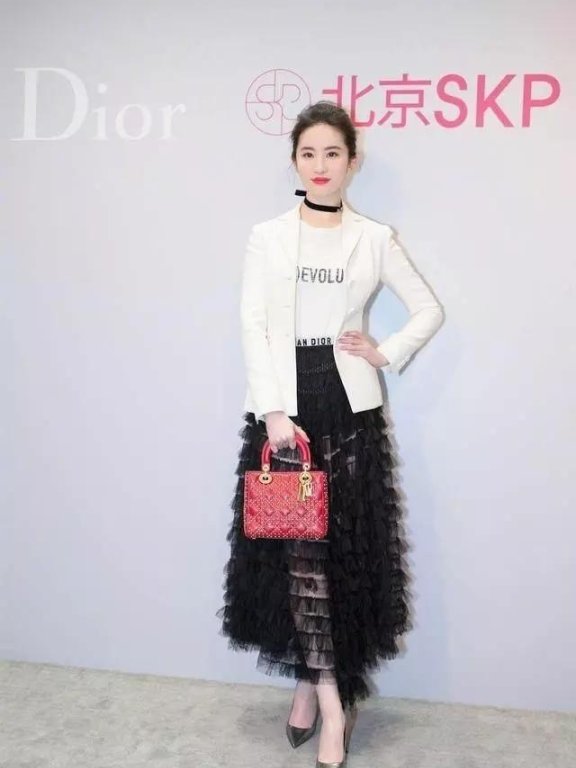 刘亦菲和Baby的西装配裙子，简直帅出天际