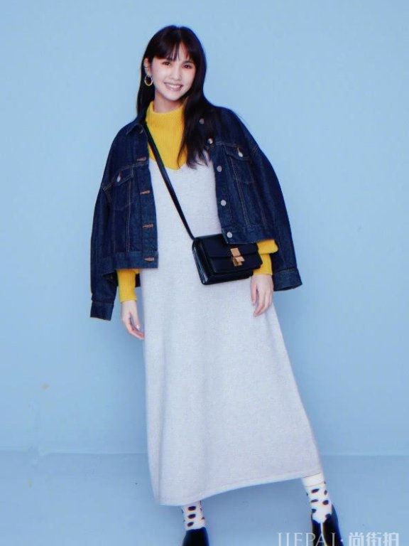 杨丞琳白色吊带裙可爱满分，还能百搭又显瘦！