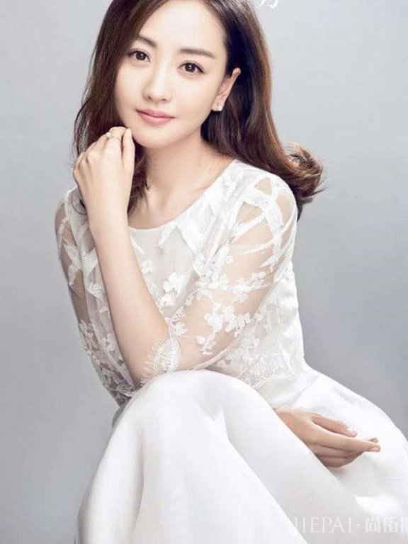 杨蓉穿白色裙子的模样来了,气质上升