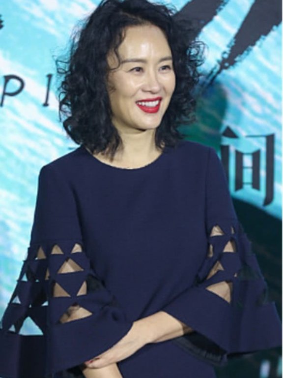 邬君梅藏蓝短裙大方得体，泡面头却一言难尽