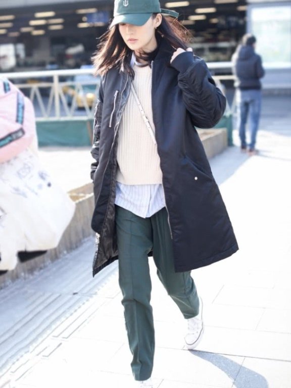 李沁的机场穿搭一向随性,全靠颜值在撑着!