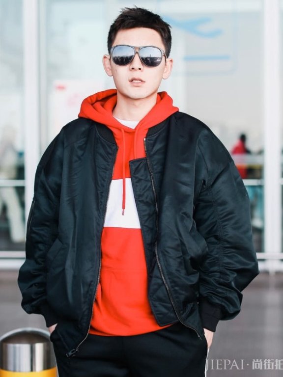 陈翔穿夹克+连帽卫衣,穿出帅气清爽风!