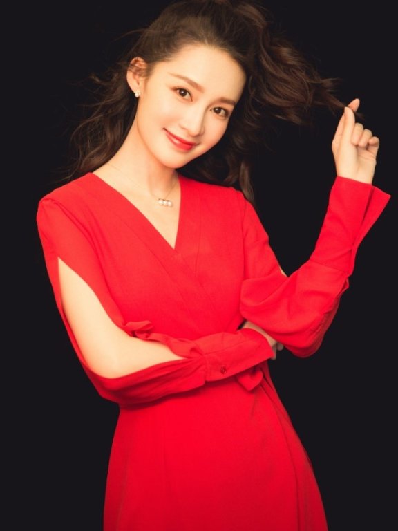 李沁穿大红色的长裙亮相,优雅大气!