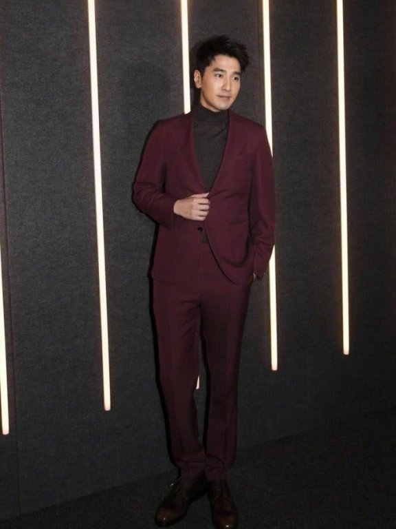 赵又廷穿酒红色西装优雅亮相时装周，帅气又有型