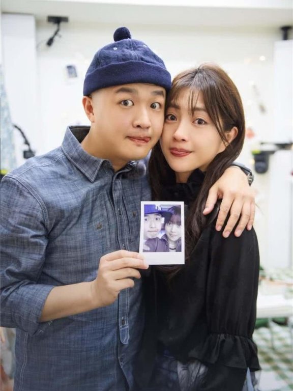 包文婧牛仔短裤搭配黑色轻纱裙,同框包贝尔卖萌秀恩爱