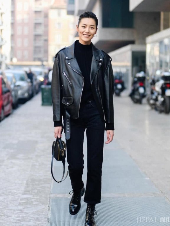 刘雯米兰街头穿皮衣牛仔裤，梳大背头太有气场