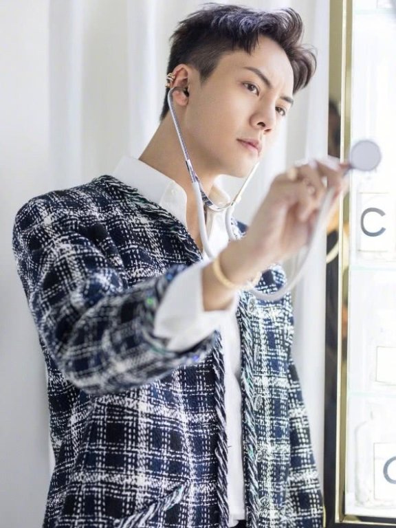 陈伟霆也逃不过格纹软呢外套,穿上就超帅!