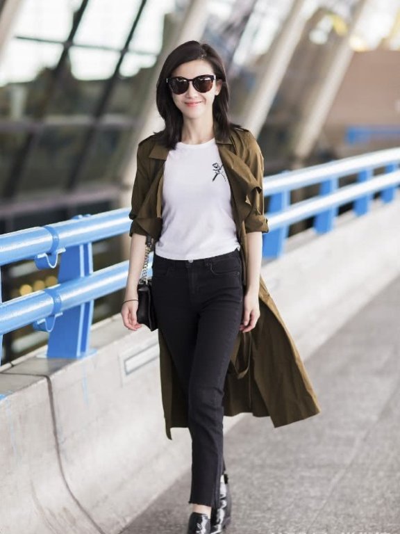 杨子姗黑色长袜配上单鞋又是一双短靴,意外变时髦!