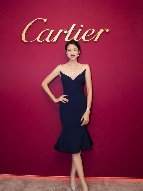 张梓琳一袭鱼尾裙大秀身材,凹凸有致美丽迷人!