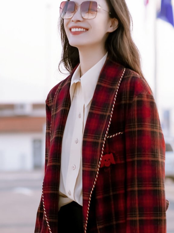 倪妮直接穿睡袍走机场,还挑战死亡搭配“红配绿”