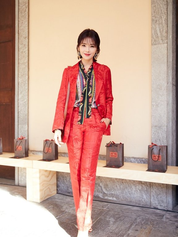 刘涛助阵ETRO米兰秀 红色暗花西服头排抢镜