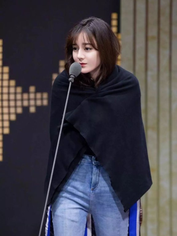 迪丽热巴这牛仔裤和靴子的穿搭太考验腿了！