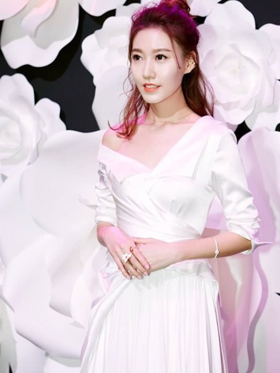 《知否》林小娘扮演者高露,一袭纯白色长裙,美得让人心动!