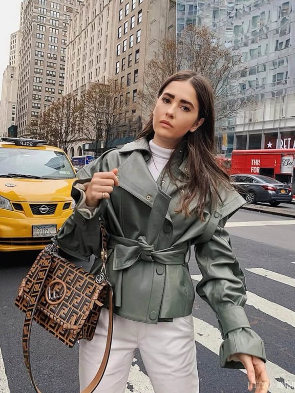 收腰半裙+高帮靴强化身线，女人三七分​的搭配指南！