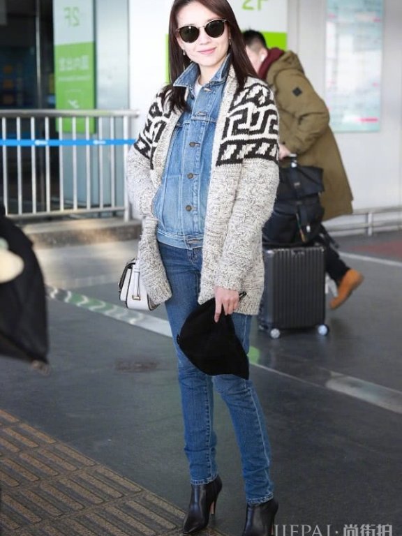 董洁简单铅笔裤也能秀腿,素颜入镜如清纯少女