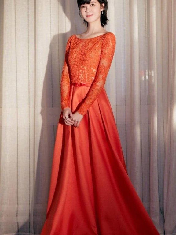 郁可唯穿“橘子裙”现身,美得让人移不开眼睛!