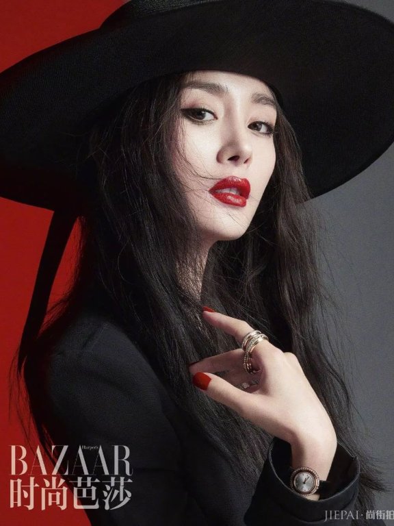 杨幂抹胸裙露脐装身材太好,大片好像仙女下凡!