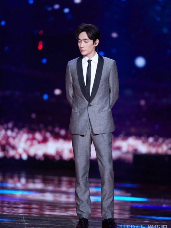 春晚男神组合李易峰和朱一龙,同穿西装,风格大不同