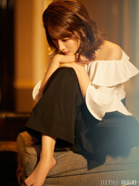 马苏穿搭美出新天际，美成初恋女友