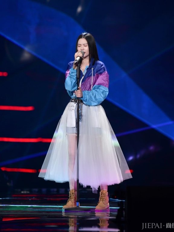 谭维维巡演会，穿民族风连衣裙优雅又好看