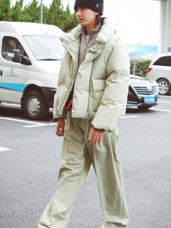 吴亦凡淡绿棉服+阔腿裤,不是一般的帅气!
