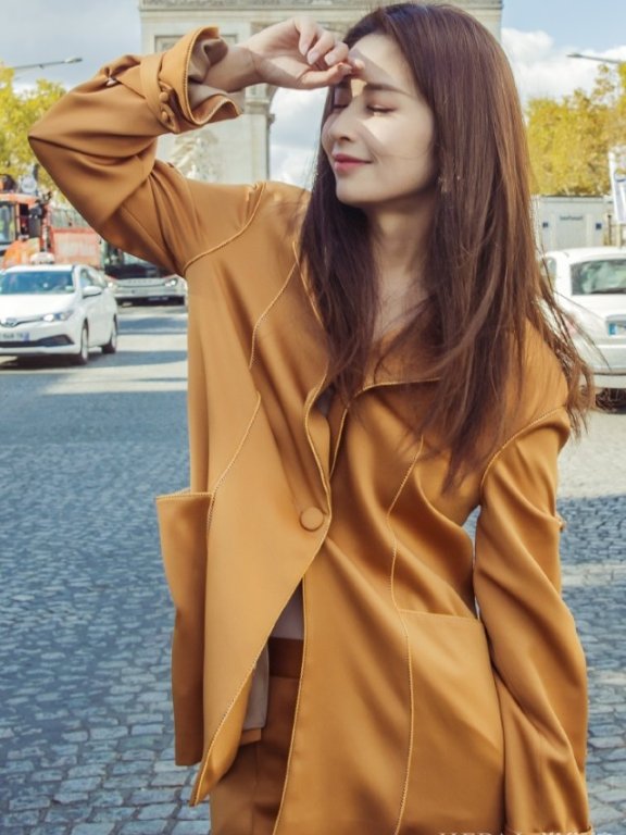 颖儿一身焦糖色休闲套装,显得女人味十足!