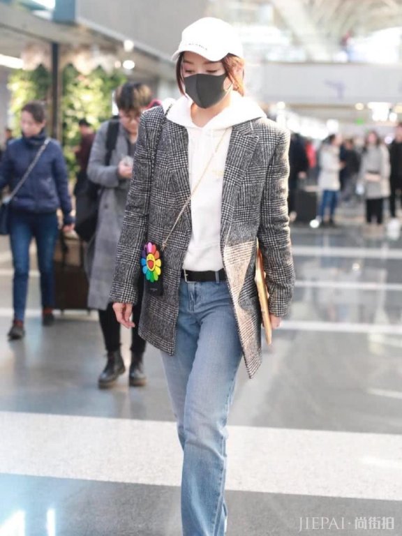 袁姗姗卫衣扎进牛仔裤里,手机壳却抢镜了