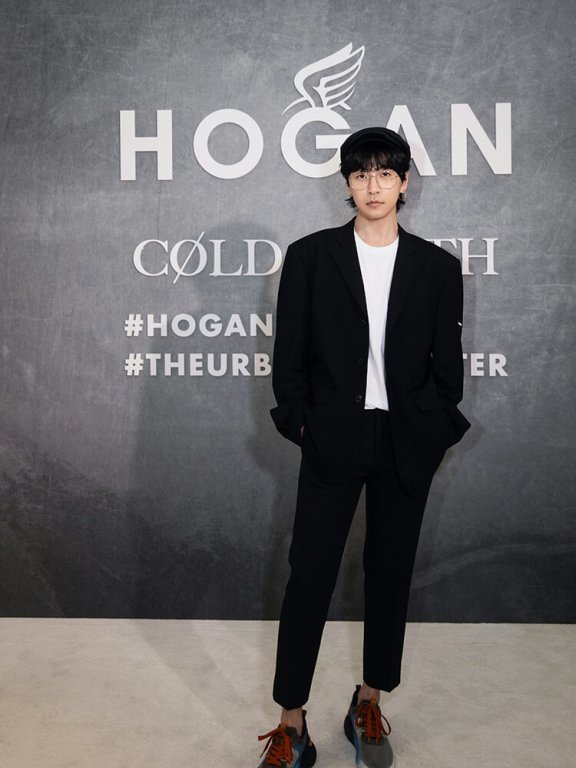 韩火火黑色西服套装亮相米兰时装周!