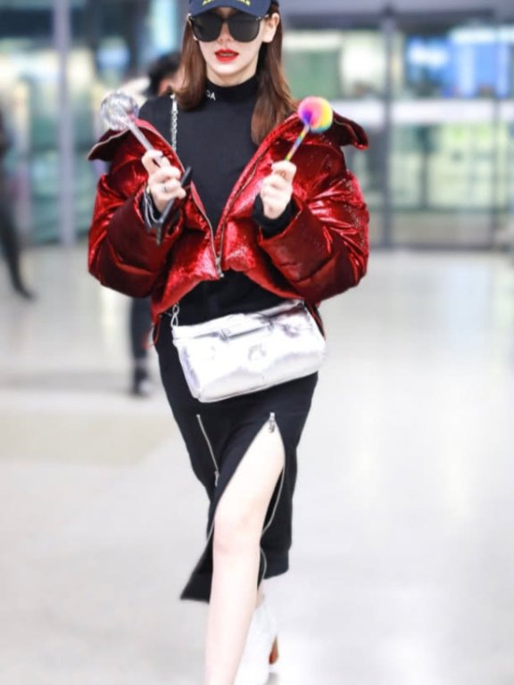 戚薇“倒V裙”搭小白靴,美得让人羡慕!