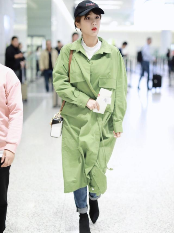 杨紫扎小辫穿撞色条纹衫气质清新甜美