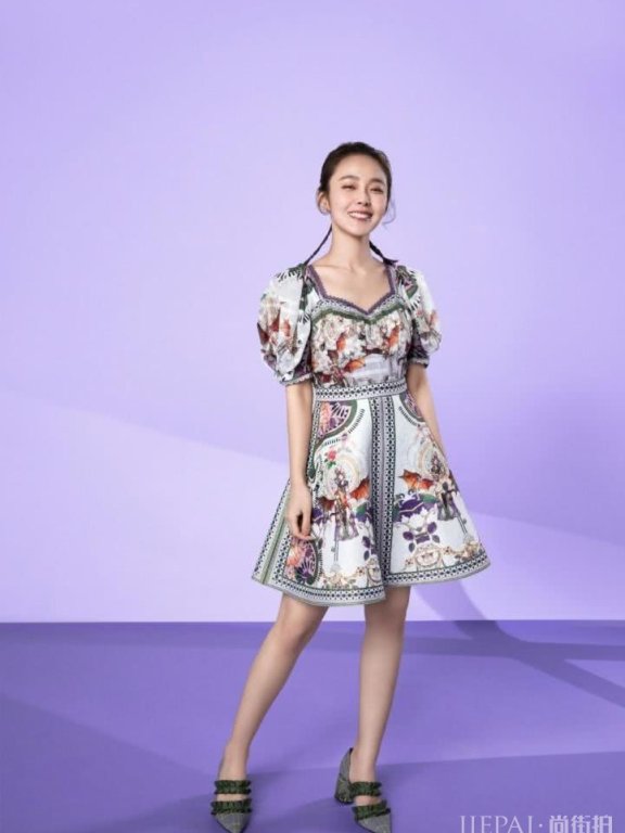 张佳宁印花收腰连衣裙搭配小辫,可爱又俏皮