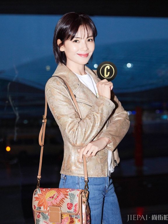 刘涛夹克配牛仔裤解锁新风格，更美了！