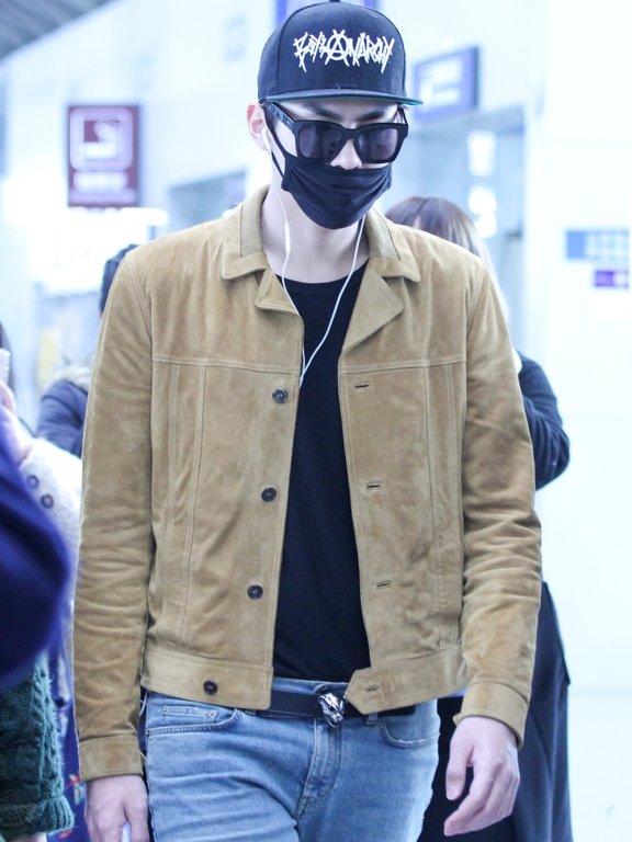 吴亦凡裹得严严实实现身机场