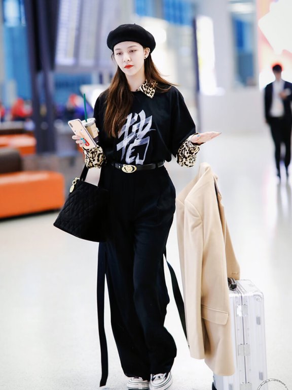 宋妍霏现身机场，高腰裤+短袖套长袖居然意外好看