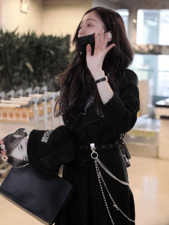 吴宣仪不愧富婆出身,腰上也挂着粗银链子